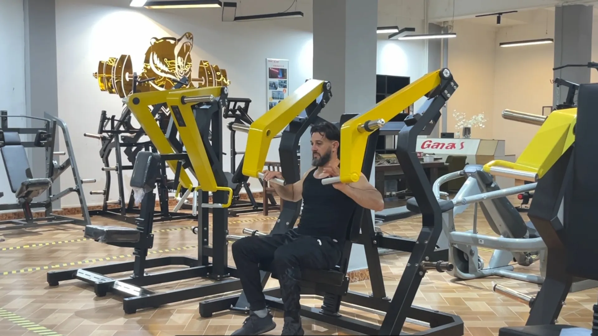 ganas-and-american-customer-mike-reached-a-cooperation-on-a-1000sqm-commercial-gym (1)_DxcdA7EM.jpg